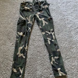 Girls camo pants!!💚